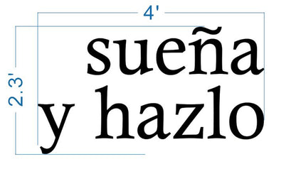 Black serif phrase "sueña y hazlo" on white background with blue dimension lines labeled 4' (width) and 2.3' (height).